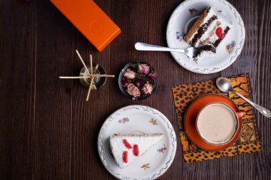 Mutlu randevu. Tahta masada servis edilen kahve ve pastayla çekilen bir hayat tarzı. düz yat