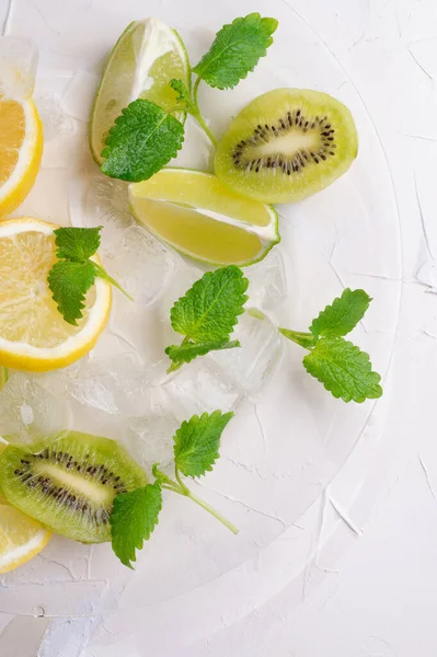 Taze Limonata Için Malzemeler Taze Limon Limon Melissa Buzlu Kivi — Stok fotoğraf