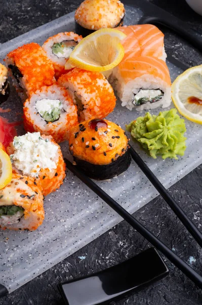 Sushi Rolset Geserveerd Grijze Schaal Aan Zwarte Tafel Vlakke Wip — Stockfoto