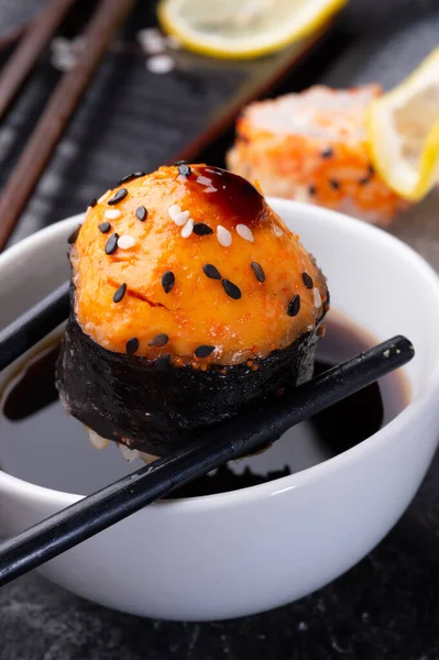 Gebackene Sushi Rolle Mit Sticks Unter Sojasauce Sushi Rollen Serviert — Stockfoto