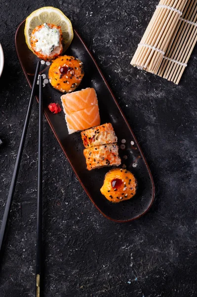Sushi Rollenset Auf Schwarzem Tablett Schwarzen Tisch Serviert Flach Lag — Stockfoto