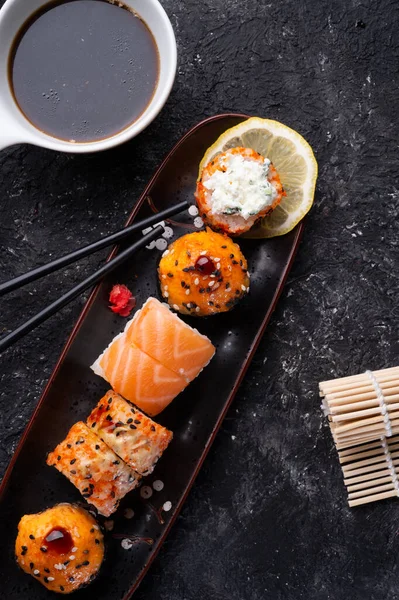 Sushi Roll Set Serviert Auf Schwarzem Tablett Mit Schwarzen Sticks — Stockfoto