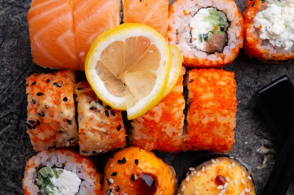 Sushi Roll Set Serviert Graues Tablett Flach Lag Nahaufnahme — Stockfoto