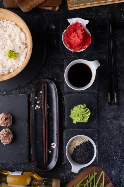 Set Für Sushi Auf Schwarzem Teller Schwarzem Tisch Flache Lage — Stockfoto