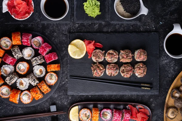 Verschillende Sushi Broodjes Gezet Met Vis Shiitake Champignons Geserveerd Zwarte — Stockfoto