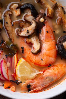 Midye, karides, şitake mantarı ve sebzeli miso çorbası. Makro çekim. düz yat