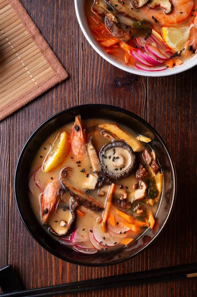 Misosuppe Mit Miesmuscheln Garnelen Shiitake Pilzen Und Gemüse Serviert Einem — Stockfoto