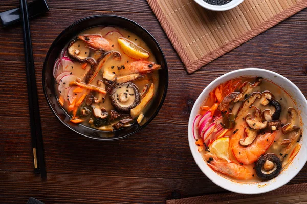 Misosuppe Mit Miesmuscheln Garnelen Shiitake Pilzen Und Gemüse Serviert Schwarz — Stockfoto