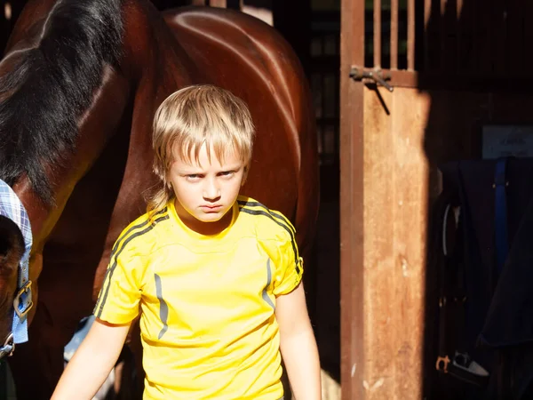Ondeugend Mooi Klein Jongen Met Paard Stal — Stockfoto