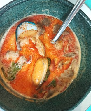 ünlü lezzetli Tayland Tom lezzetli baharatlı çorba seansfood ile, midye kasede servis edilir. Kapat. en üstteki görünüm