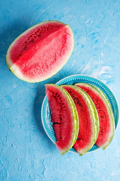 Klippt Del Mogen Vattenmelon Och Skivor Plattan Runt Blå Bakgrund — Stockfoto