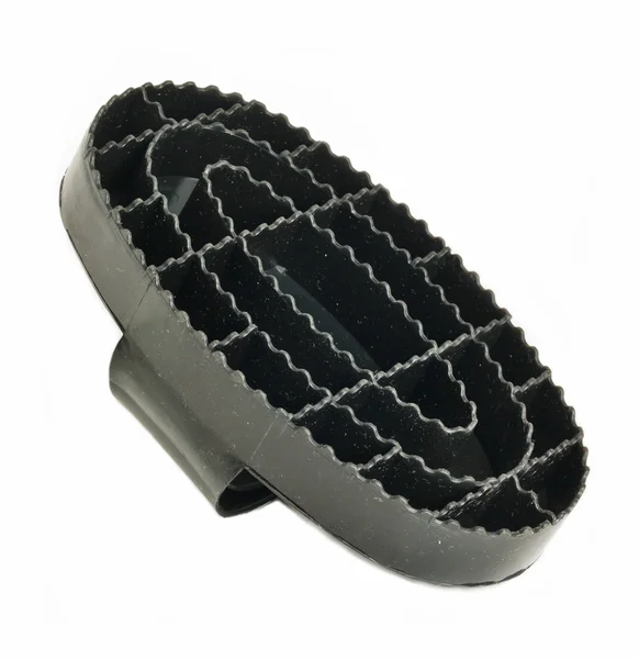 Cepillo negro de plástico peine para el aseo de caballos aislado en blanco — Foto de Stock