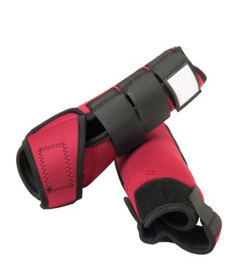 at üzerinde beyaz izole kırmızı bacak koruyucular