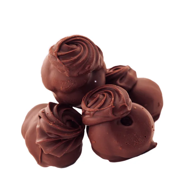 Шоколадні цукерки на білому фоні — стокове фото