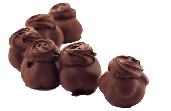 Chocolade snoepjes tegen witte achtergrond — Stockfoto