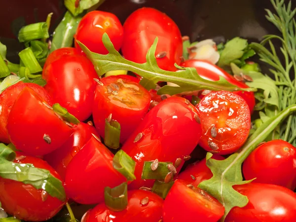 Los tomates cherry en la ensalada con la verdura. macro — Foto de Stock