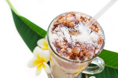 Frappe buzlu kahve içmek plumeria ile