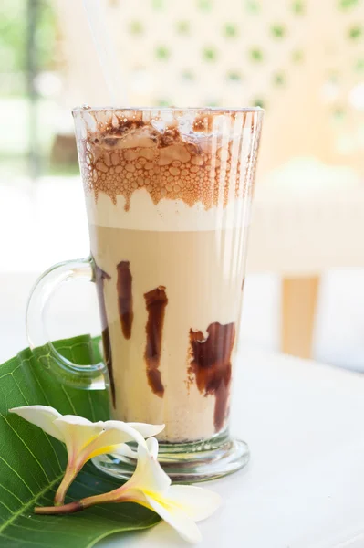 Frappe coffee with plumeria — Stock Photo, Image