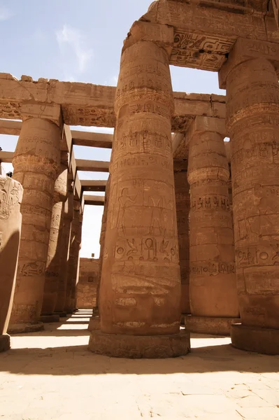 De grote Hypostyle hal van de tempel van Karnak. Luxor, Egypte. — Stockfoto