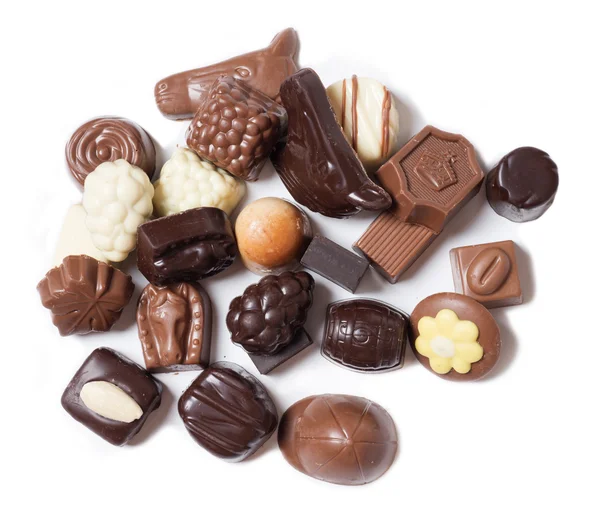 Vários chocolates no fundo branco - comida doce — Fotografia de Stock