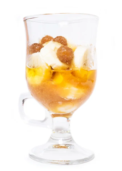 Вкусный десерт с бананом и карамелью изолированы на белом — стоковое фото