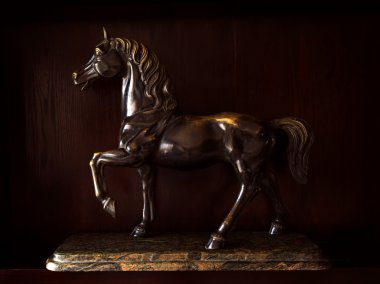 Arap atı metal heykeli