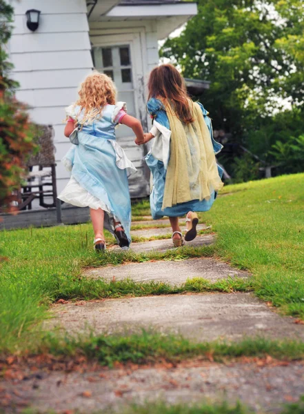 Kleine meisjes uitgevoerd — Stockfoto