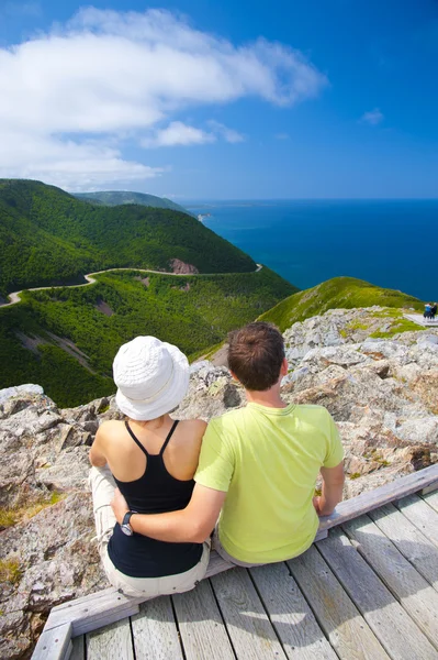 Pár na panorama stezka v provincii Nova Scotia, Kanada — Stock fotografie
