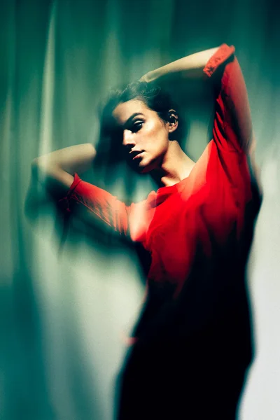 Arka plan bulanık karşı bir his portresi