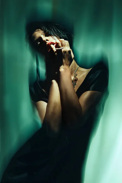 Arka plan bulanık karşı bir his portresi