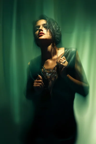 Arka plan bulanık karşı bir his portresi