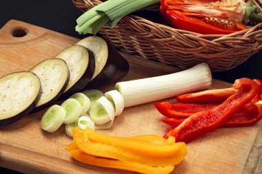 Kesme tahtasında doğranmış sebzeler..