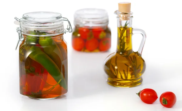 Konserve sebze ve biberiye ile zeytin yağı.