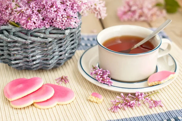 Bere tè con biscotti rosa — Foto Stock