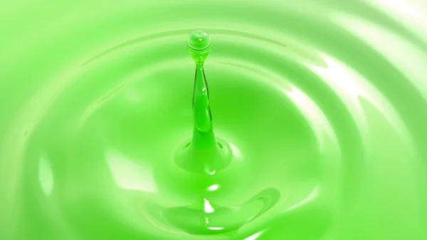 Drop of apple juice macro with the focus effect (drop 1) — Stock Photo, Image