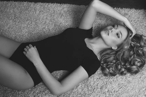 Bw atemberaubende Frau auf Teppich — Stockfoto