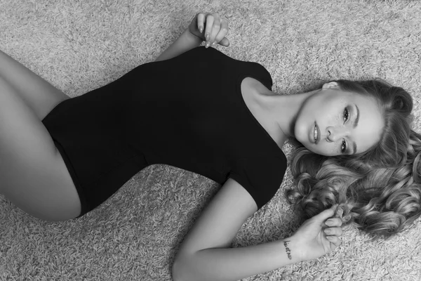 Милий сексуальна жінка на килимі, зображення БВ Стокове Зображення