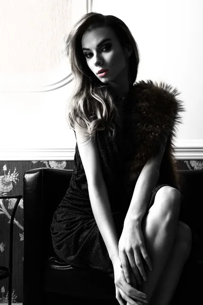 Чувственная мода элегантная девушка в черно-белом — стоковое фото