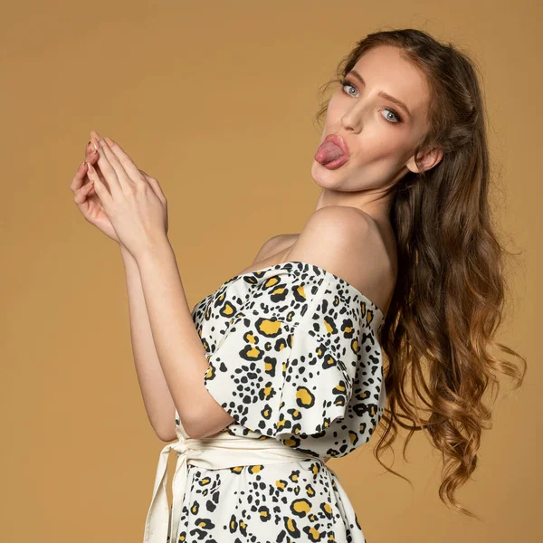 Hermosa Joven Vestido Corto Verano Con Color Que Está Posando —  Fotos de Stock