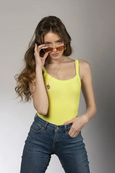 Piękna Młoda Modelka Pozująca Żółtą Podkoszulką Dżinsami Gotowa Letnie Przyjęcie — Zdjęcie stockowe