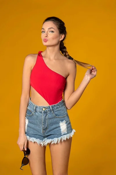 Modelo Muy Sensual Pantalones Cortos Top Rojo Listo Para Día —  Fotos de Stock