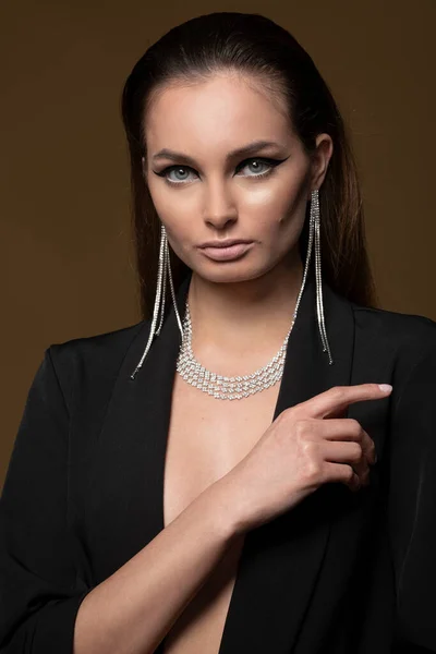 Jolie Mannequin Séduisante Gardant Veste Noire Avec Bijoux Diamant Sur — Photo