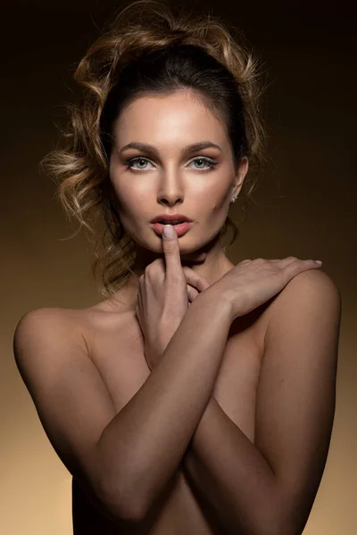 Sensual Chica Joven Atractiva Retrato Belleza Sobre Fondo Beige Ella —  Fotos de Stock