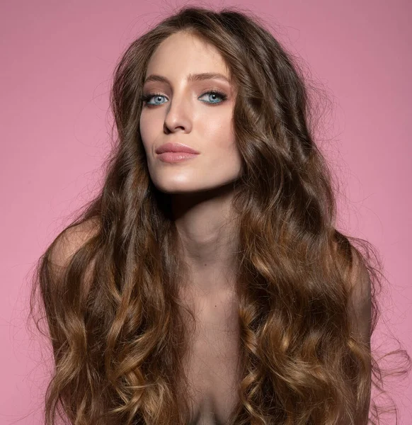 Retrato Bonito Menina Beleza Rosa Com Cabelo Encaracolado Ela Está — Fotografia de Stock