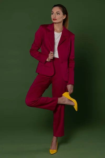 Fashion Model Posing Green Backgound She Dress Fuchsia Suit Pants — Stock Photo, Image