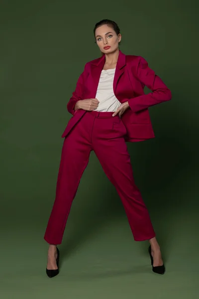 Stunning Model Taking Pose Wearing Fuchsia Outfit Jacket Pants She — Stock Photo, Image