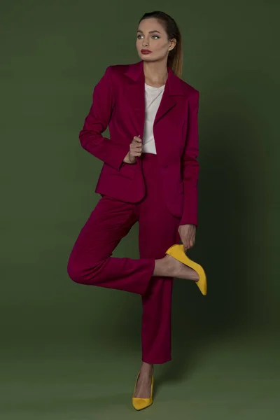 Mode Model Posiert Auf Grünem Untergrund Sie Trägt Einen Fuchsiafarbenen — Stockfoto