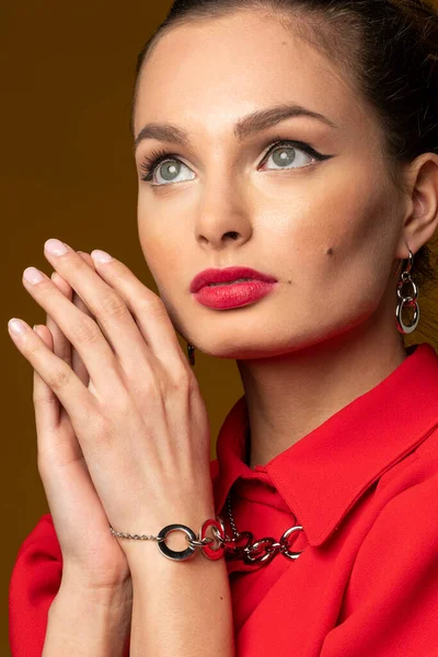 Tiro Beleza Close Retrato Mulher Bonita Vermelho Ela Está Vestindo — Fotografia de Stock