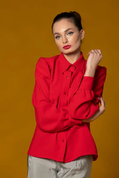 Bella Ragazza Camicia Rossa Posa Sfondo Giallo Abito Elegante Look — Foto Stock