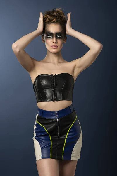 Deri Kıyafetli Seksi Kız Punk Tarzı Koyu Renk Yüzünde Siyah — Stok fotoğraf